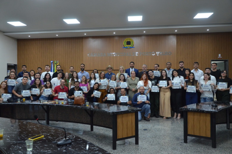 RECONHECIMENTO - Servidores da Secretaria Municipal de Conv&ecirc;nios e Contratos recebem Mo&ccedil;&atilde;o de Aplauso na C&acirc;mara Municipal de Porto Velho